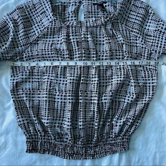 Houndstooth Blouse with Smocked Sleeves and Waistband - Picture 5 of 6